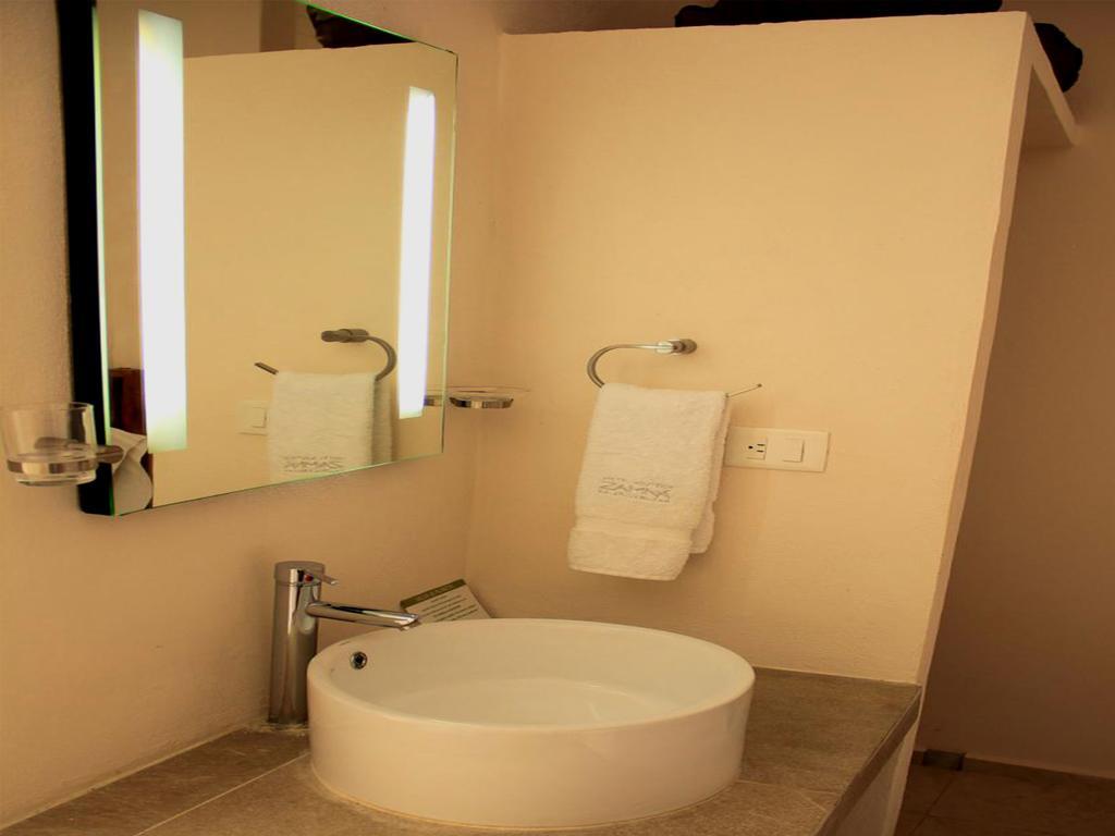 Habitación con cama grande